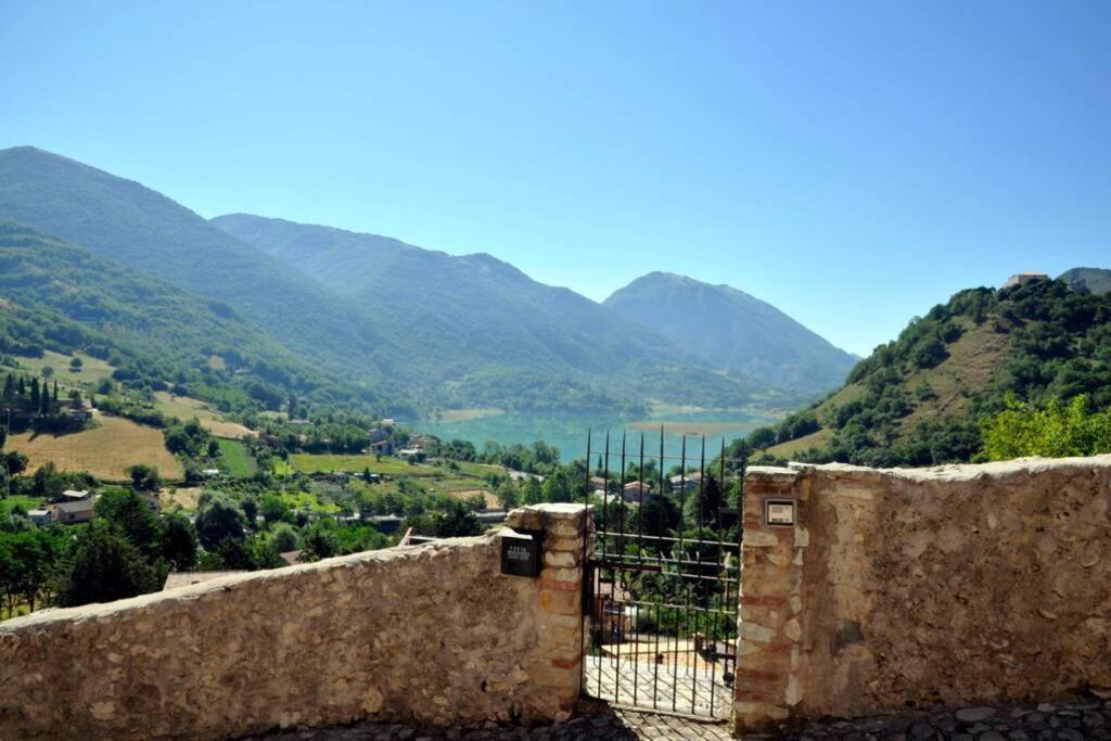 Stanza Con Terrazzo Vista Lago - Lakeholiday Castel di Tora Luaran gambar