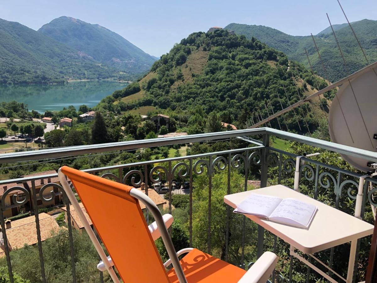 Stanza Con Terrazzo Vista Lago - Lakeholiday Castel di Tora Luaran gambar