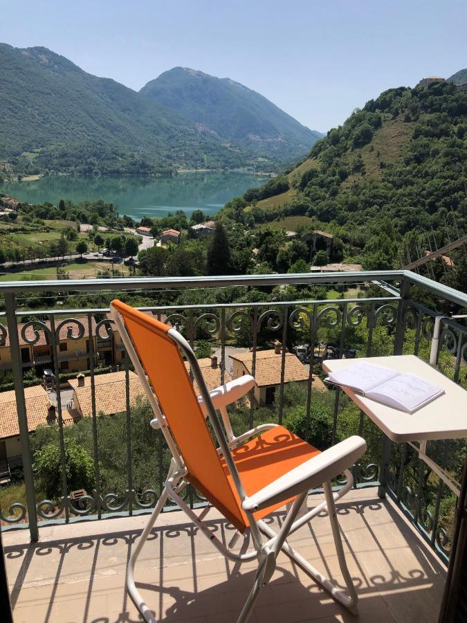 Stanza Con Terrazzo Vista Lago - Lakeholiday Castel di Tora Luaran gambar