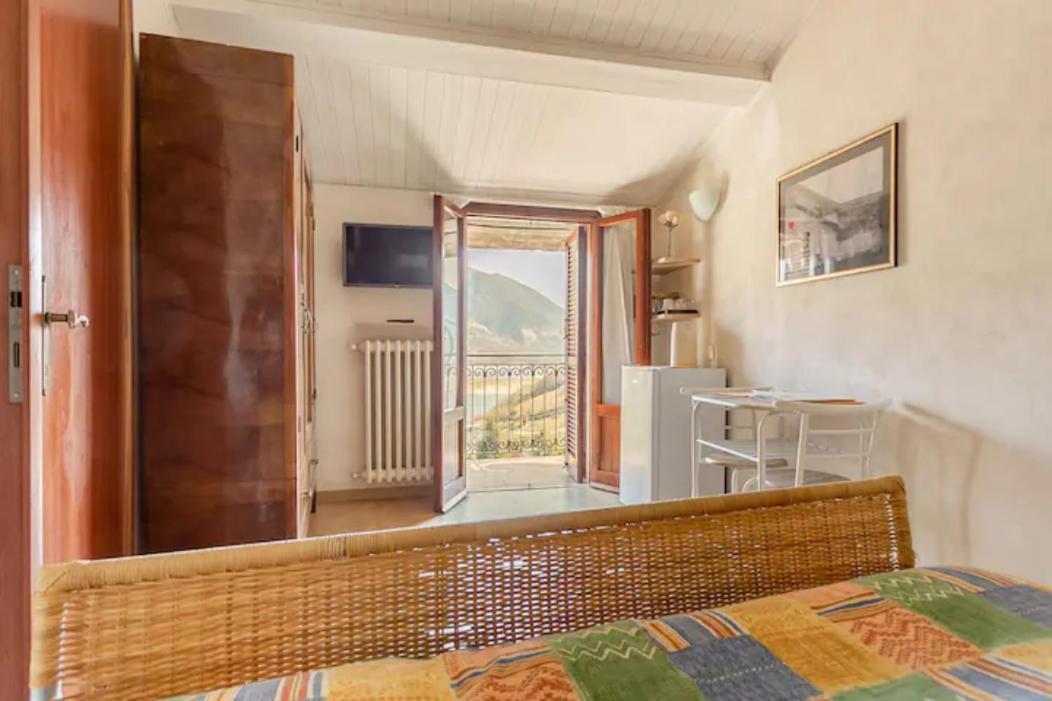 Stanza Con Terrazzo Vista Lago - Lakeholiday Castel di Tora Luaran gambar