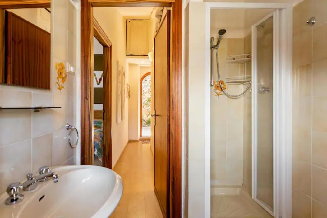 Stanza Con Terrazzo Vista Lago - Lakeholiday Castel di Tora Luaran gambar